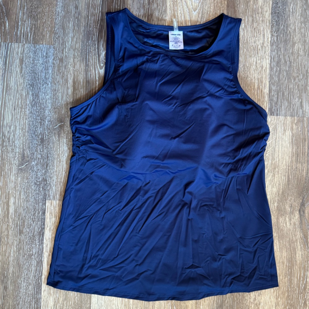 Like new Lands End modest tankini swim top. Sz 16 D cup